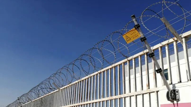 在長(zhǎng)達(dá)10100米戈壁沙漠裝電子圍欄，塔里木油田真的選對(duì)了！