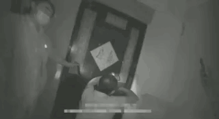 驚險(xiǎn)！外賣放門口一天沒人拿？警察開鎖破門后……(圖3)