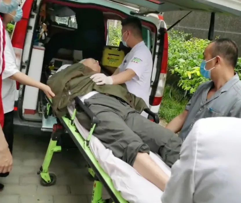 驚險(xiǎn)！外賣放門口一天沒人拿？警察開鎖破門后……(圖6)